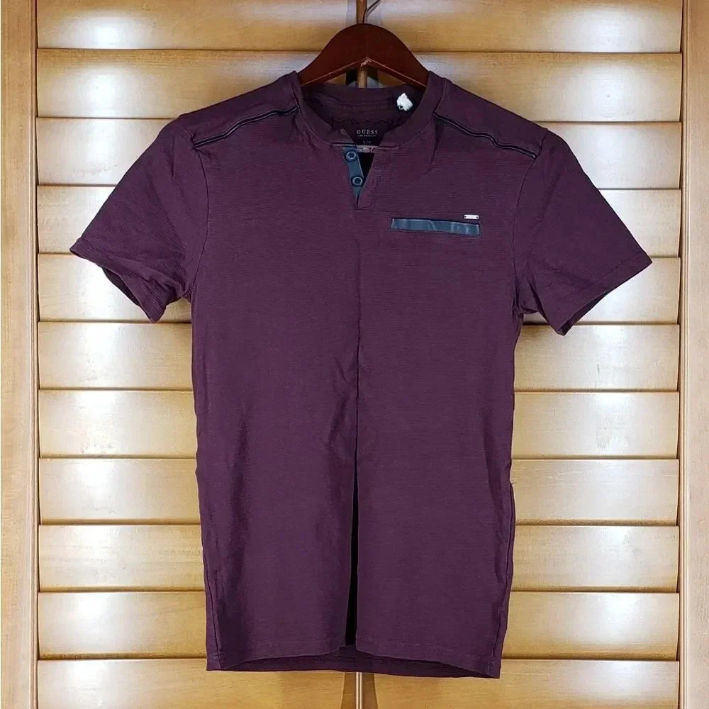 Guess Men's Tshirt In Burgundy
